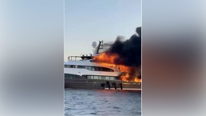 47-метровая яхта с 16 туристами на борту загорелась и утонула в Италии