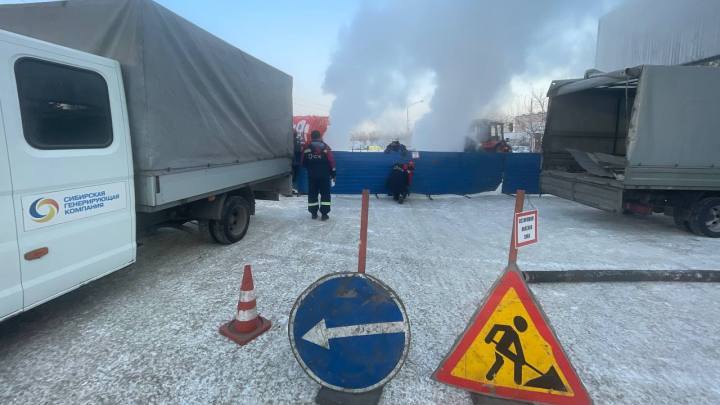 В центре Новокузнецка прорвало теплотрассу в 30-градусные морозы