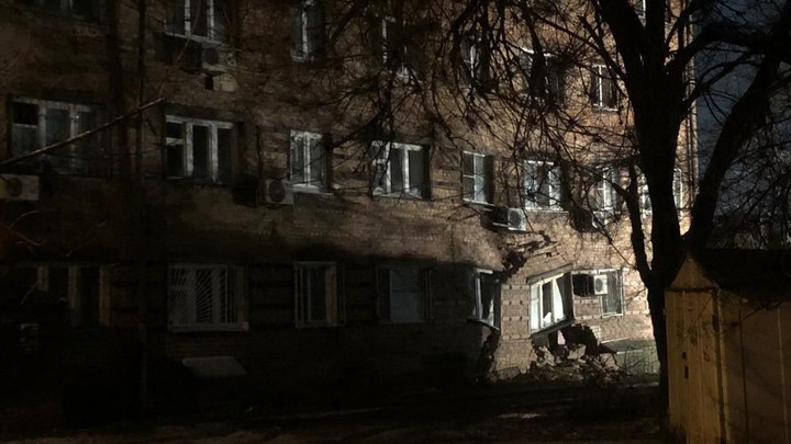 Появились фото с места обрушения стены в доме в Ростове, где произошла эвакуация жильцов