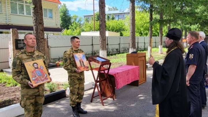 Росгвардейцам Ивановской области подарили иконы святых Иоанна Воина и князя Владимира