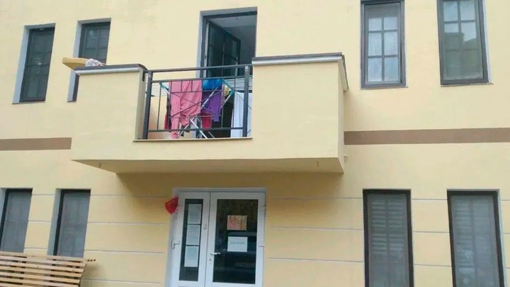 Постояльцы частного пансионата в Петербурге спят на грязном белье и едят сомнительные блюда