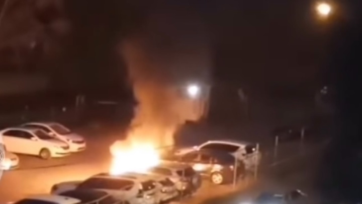 В Самаре на Партизанской в 5 утра сгорела машина: скорее всего, поджег