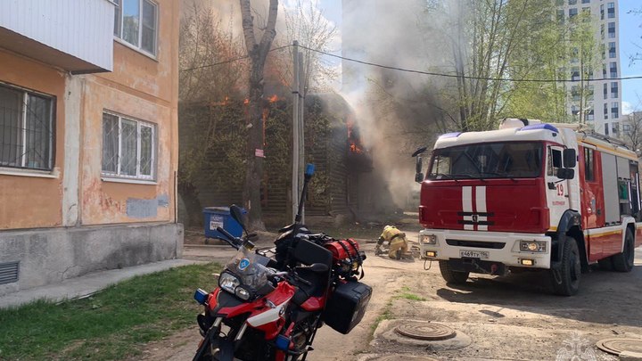 В Екатеринбурге вспыхнул расселённый барак