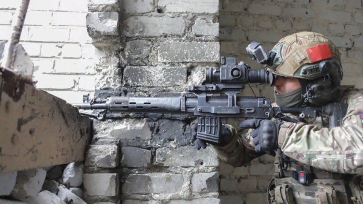 Двое русских солдат на толпу ВСУ: Драматичные кадры штурма вражеских окопов снял беспилотник