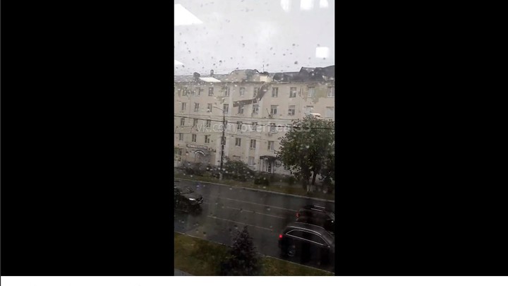 Во Владимире во время шторма с жилого многоквартирного дома снесло часть аварийной крыши