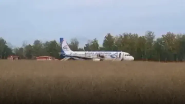 Посадивший самолёт в поле под Новосибирском пилот рассказал о причинах смены курса
