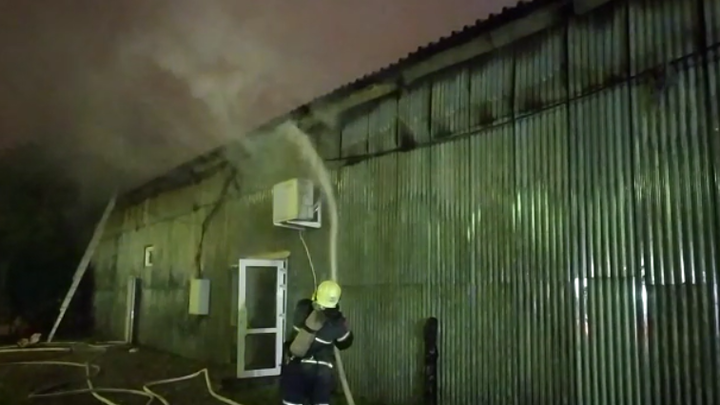 Живой товар спасен: В Краснодаре сгорел зоомагазин