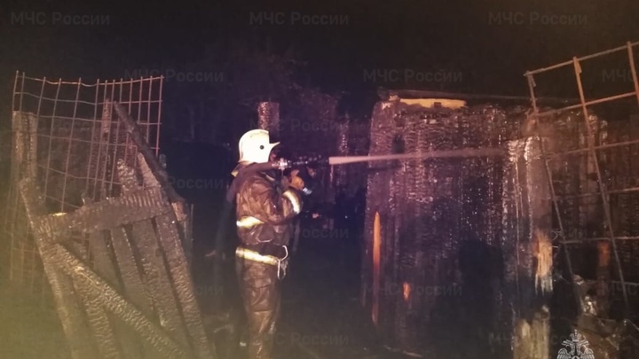 Крупный пожар тушили ночью спасатели в Екатеринбурге на улице Баумана