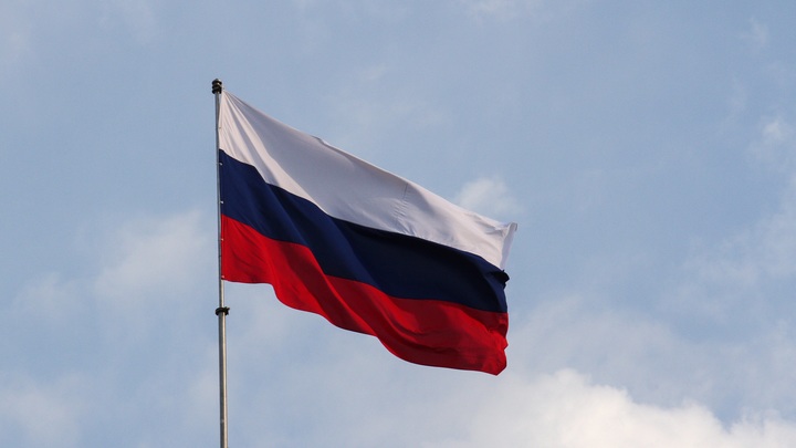 Скандал с флагом на День России получил продолжение. Хинштейн показал, как всё было