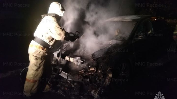 В Екатеринбурге ночью сгорела майнинговая ферма на автопарковке