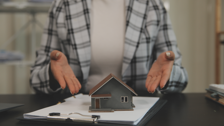 Сделки с недвижимостью хотят охладить для борьбы с мошенниками: Эксперт указал, в чём проблема