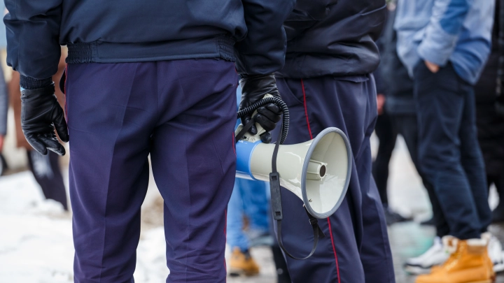 Нападение на священника, ребёнок на асфальте. Что происходит в Кишинёве во время разгона православного шествия