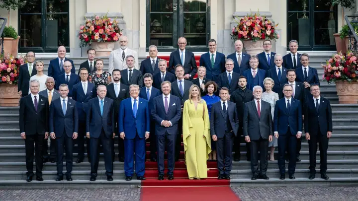 Это фото - символ саммита НАТО. Посмотрите, кто стоит рядом с Зеленским