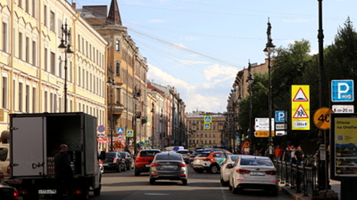 В Петербурге Смольный повышает максимальную стоимость платной парковки