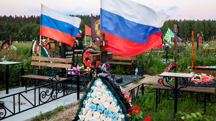 Могилу погибшего на СВО сибиряка засыпали землёй перед приездом похоронного кортежа