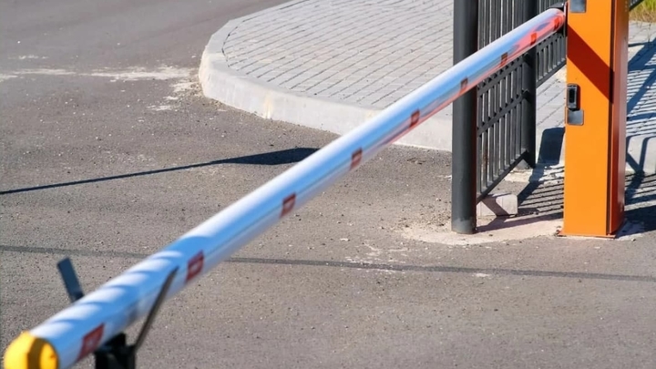 Шлагбаумы во дворах Краснодара будут сносить: кого это коснется