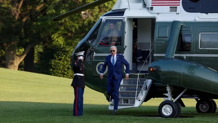 Не его день. Президент США ударился головой при выходе из вертолёта на лужайке Белого дома