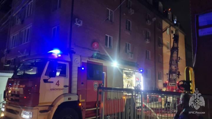 В Музыкальном микрорайоне горит квартира на мансарде 5-этажки: пожарные спасли 1 человека