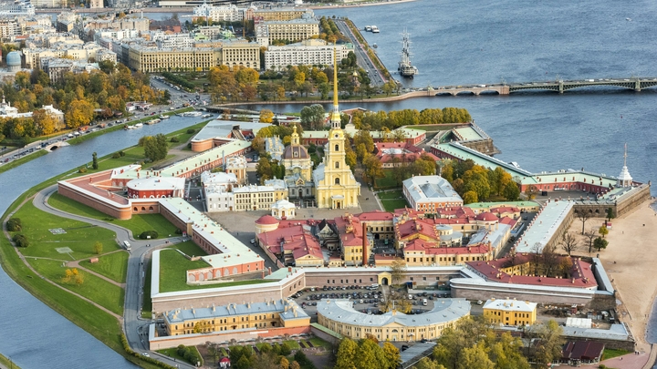 Люди в военной форме и женщины в платках: Американка убедилась в правдивости стереотипов о России