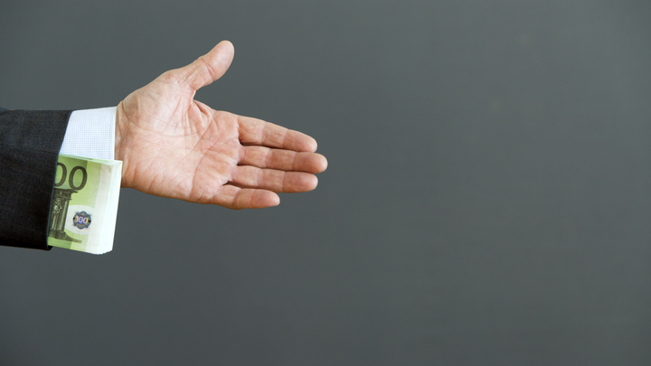 Коррупционер поневоле: Чиновников в России больше не будут сажать за воровство?