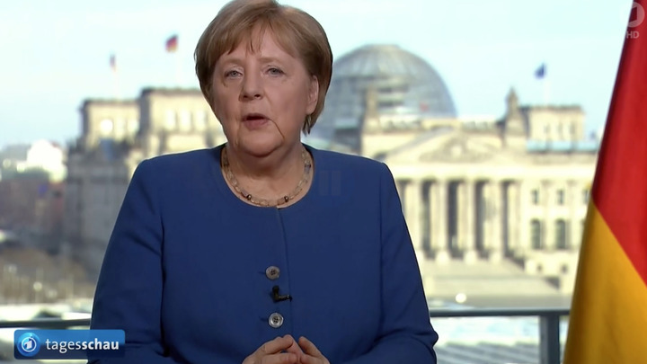 Беззащитная перед коронавирусом Меркель закупилась вином и туалетной бумагой: Но деньги в руки не взяла