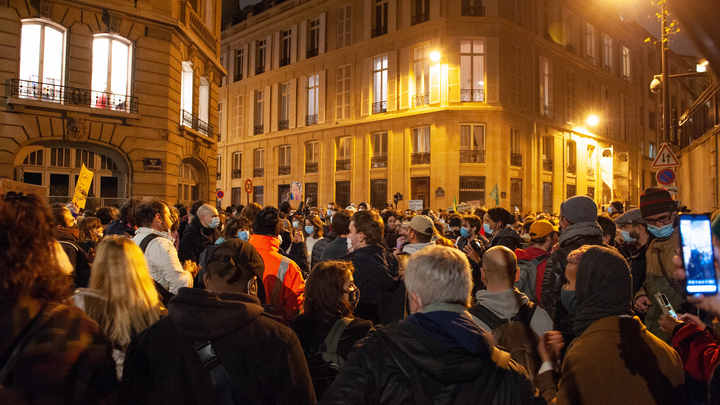 Парижские репрессии: Журналистка пожаловалась на беспощадный приказ полиции Франции