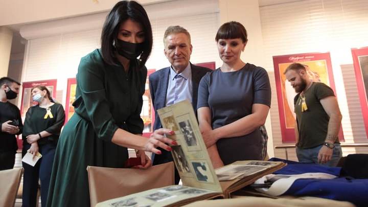 В Челябинске жена губернатора Ирина Текслер подарила историческому музею монету Екатерины II