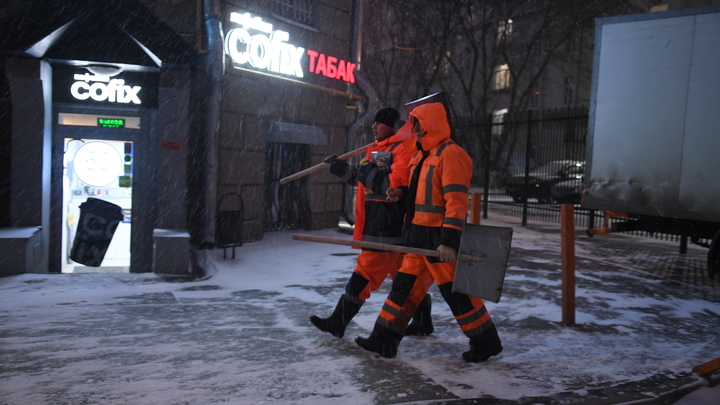 Петербург заваливает снегом: спецтехника не справляется с последствиями стихии
