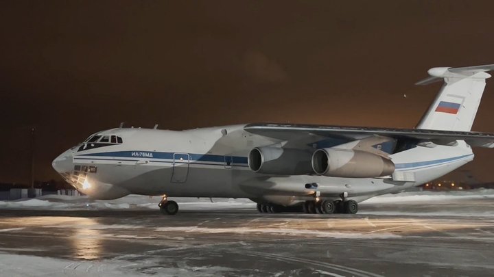 Летевшие в Сочи два самолета из-за снегопада отправили на запасной аэродром