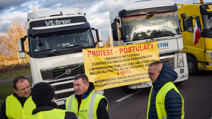 Польские дальнобойщики протестуют на границе с Украиной