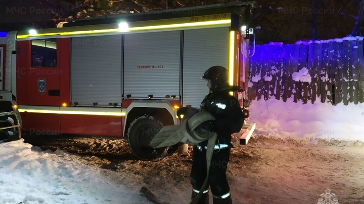 В горящей квартире в Екатеринбурге нашли пенсионерку без сознания