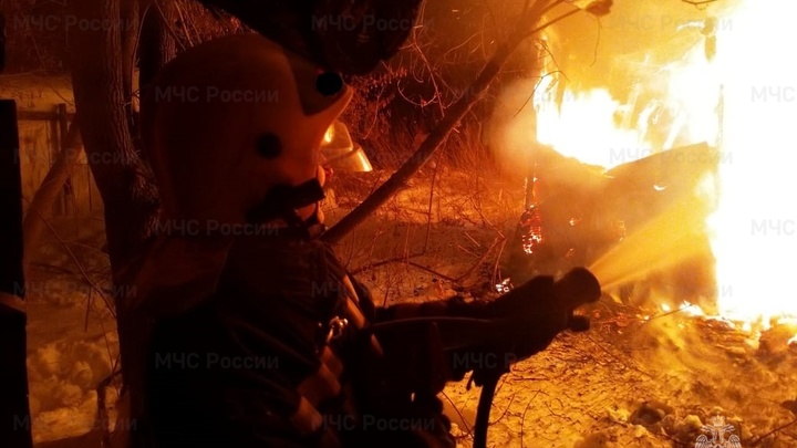 В екатеринбургской многоэтажке ночью погремел взрыв