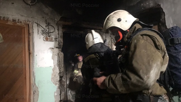 В Екатеринбурге из-за ночного пожара жильцов из многоэтажки эвакуировали в дыхательных аппаратах