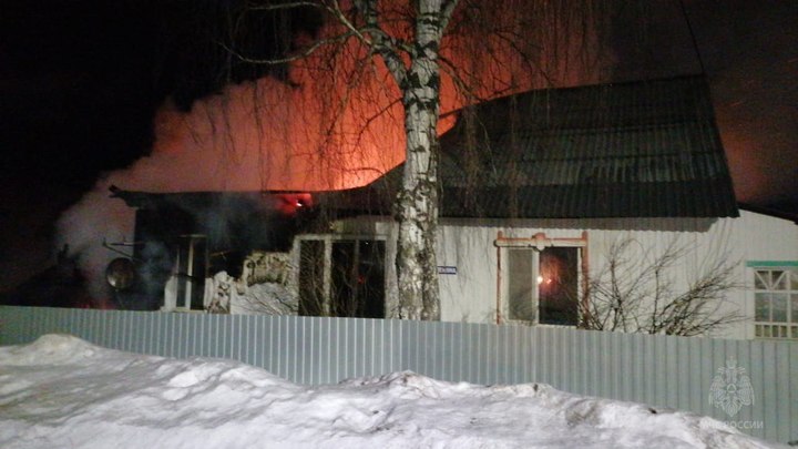 В Свердловской области в ночном пожаре погибли трое детей и их мать