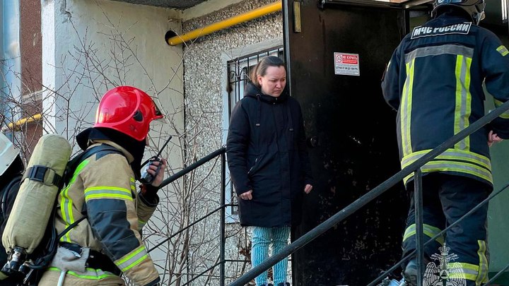 Из екатеринбургской многоэтажки эвакуировали жильцов из-за сильного пожара