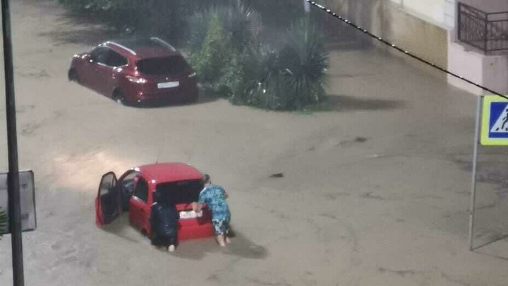 Синоптик предупреждал: После смерча начнет топить Сочи. И дожди продолжатся