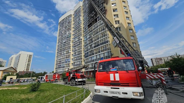 В Екатеринбурге спасатели потушили пожар в 16-этажной высотке