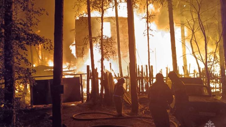 В Екатеринбурге ночью раздались взрывы и вспыхнул сильный пожар
