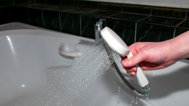 Холодная вода не защитит от прыщей: Дерматолог развеяла распространённые мифы об умывании