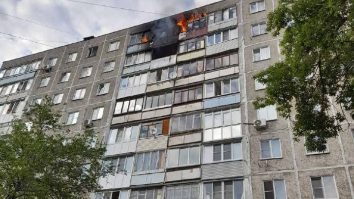 Балконы горят на последних этажах высотного дома в Нижнем Новгороде