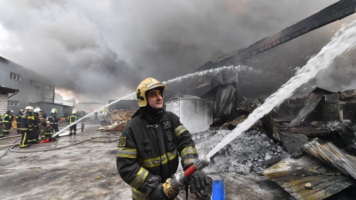 В Екатеринбурге вторую ночь подряд горят старые дома