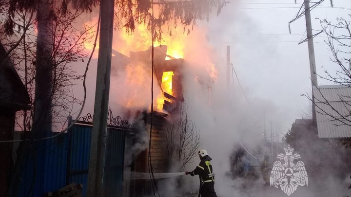 В СНТ под Екатеринбургом на пожаре погиб человек
