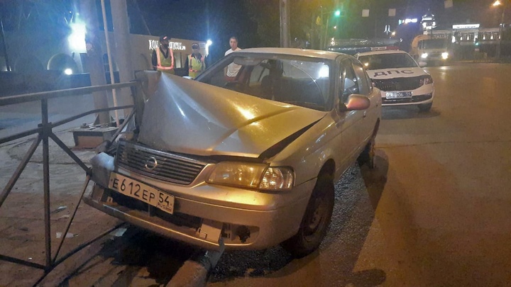 Машина врезалась в ограждение: В Новосибирске в результате ДТП погиб мужчина