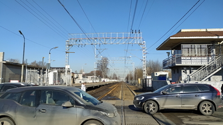 В Екатеринбурге автомобилисты встали в длинную пробку на железнодорожном переезде