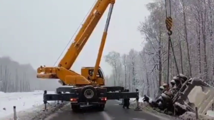 На трассе М-5 Урал в Челябинской области перевернулся самосвал