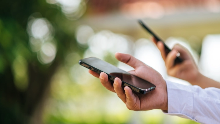 Власти ОАЭ через оповещения призывают людей не паниковать на фоне атак