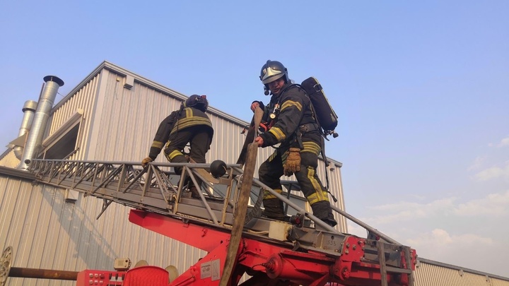 В Гусь-Хрустальном с пожара на производстве стройматериалов эвакуировали 30 человек