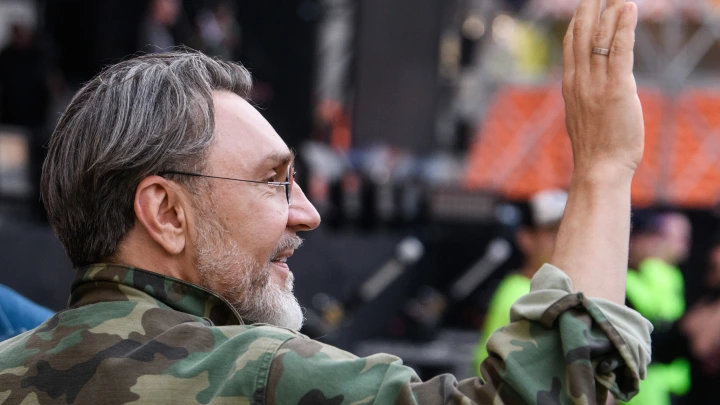 Шнуров попал в скандал: Лидеру Ленинграда предложили поделиться деньгами с военными или отправиться на СВО