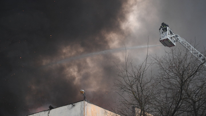 Крупный пожар на складе в Екатеринбурге связали со снегопадом
