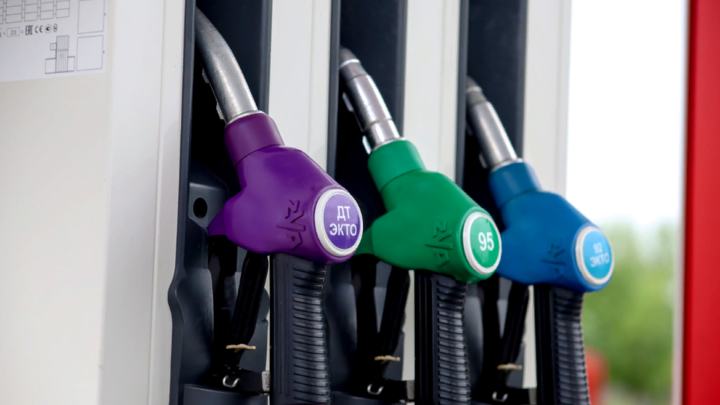 Цены бьют рекорд уже неделю: В России вновь подорожал бензин Аи-92